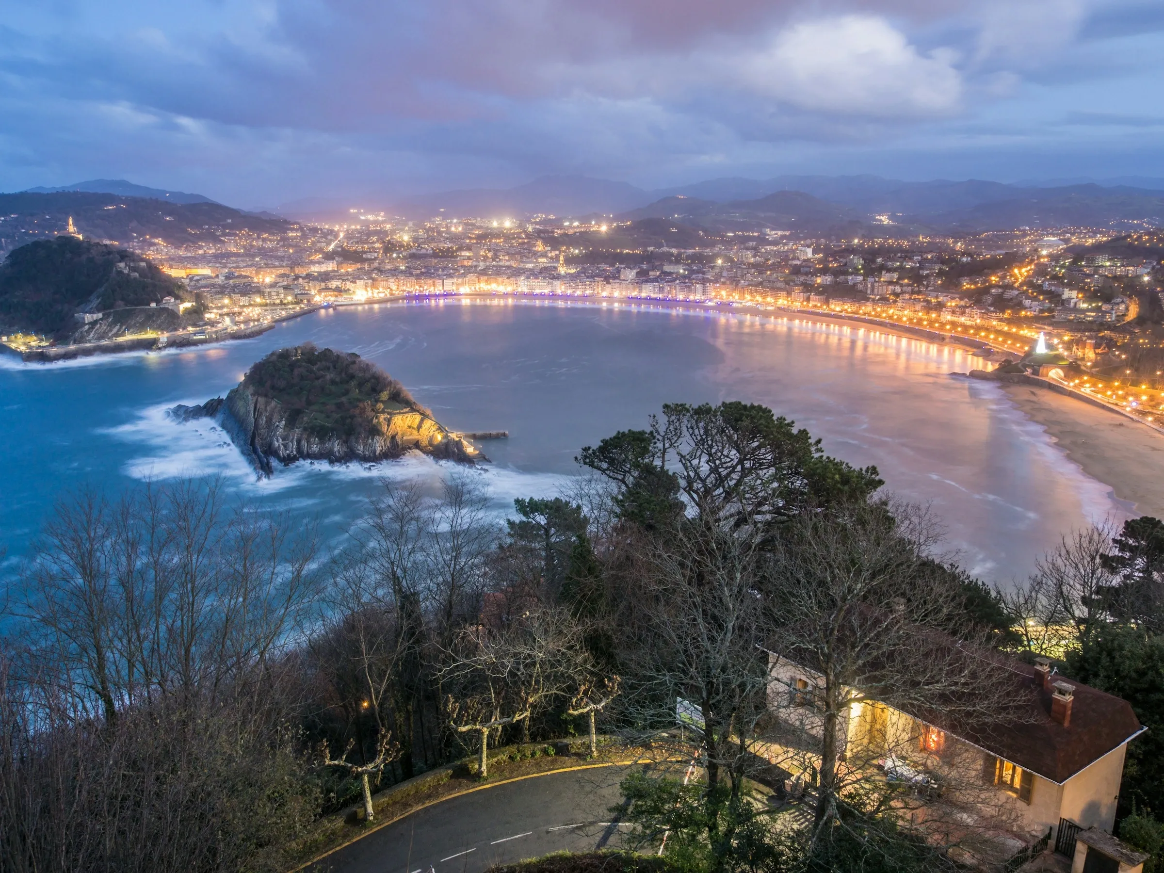 La bahía de La Concha y la isla de Santa Clara, en San Sebastián, al anochecer